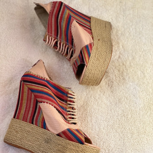 SOLDStunning peach striped high wedge heels sz 8.5 - Picture 9 of 11